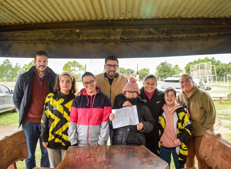 Evento comunitario en la plaza central de Villa de Merlo