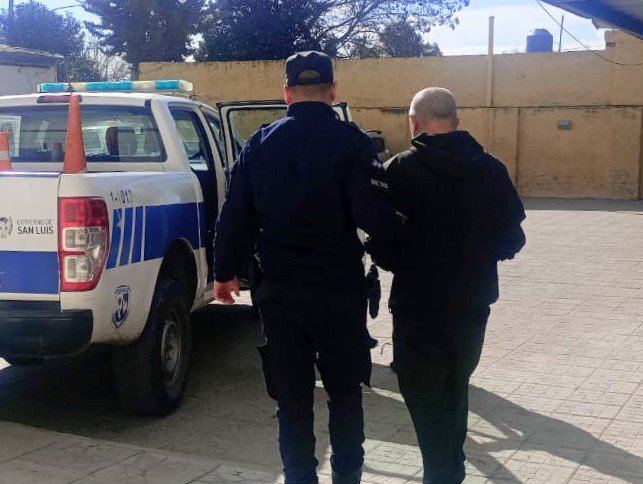 Concarán: detuvieron a un hombre que amenazó con un cuchillo y un caño a la Policía