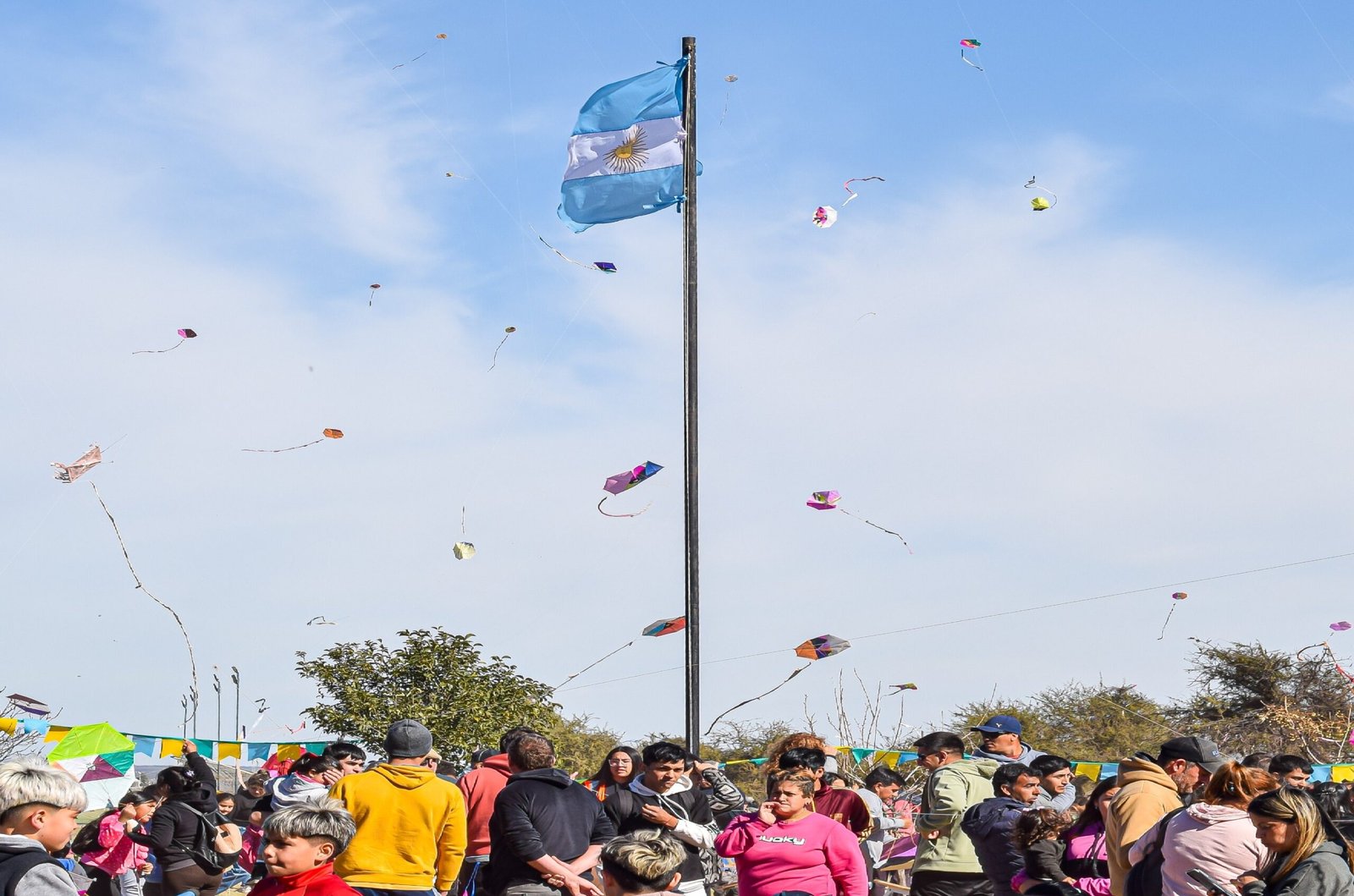Doce años mirando al cielo: la Barrileteada vuelve a reunir a las familias de Merlo