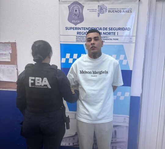 Detuvieron a Callejero Fino: circulaba en una camioneta sin patente y hallaron una Glock con la numeración borrada