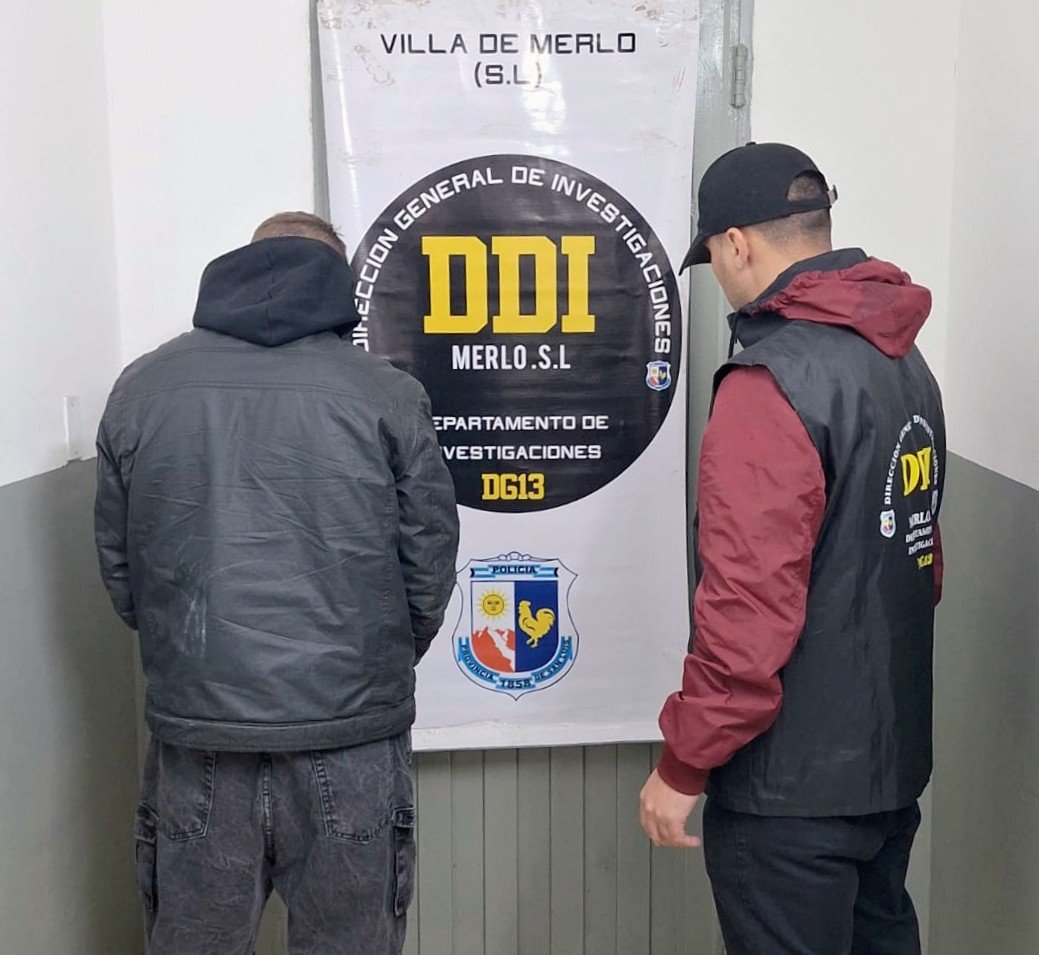 Rompió la vidriera de un comercio en pleno centro de Merlo, escapó con mercadería y fue identificado por las cámaras